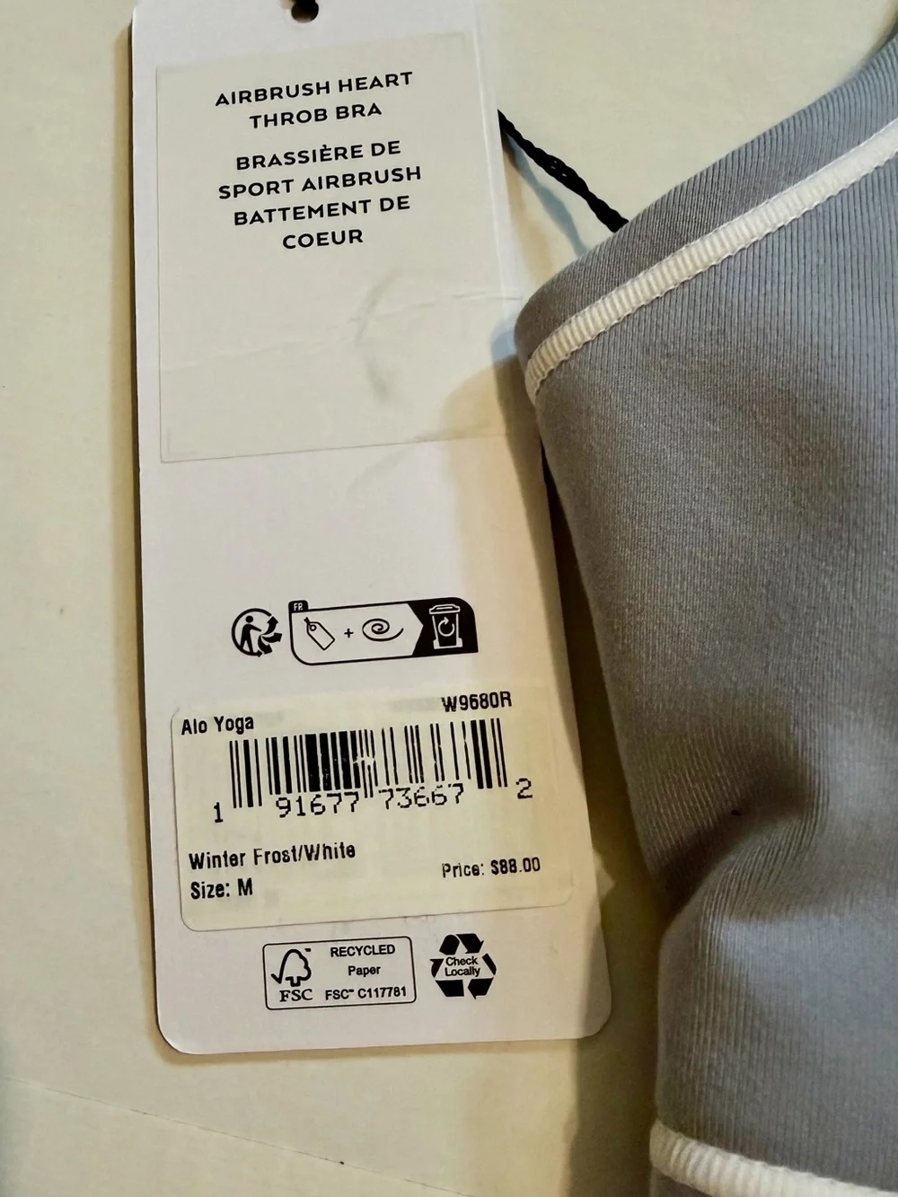 NWT ALO Yoga winter frost & white heartthrob Sports Bra with White Piping